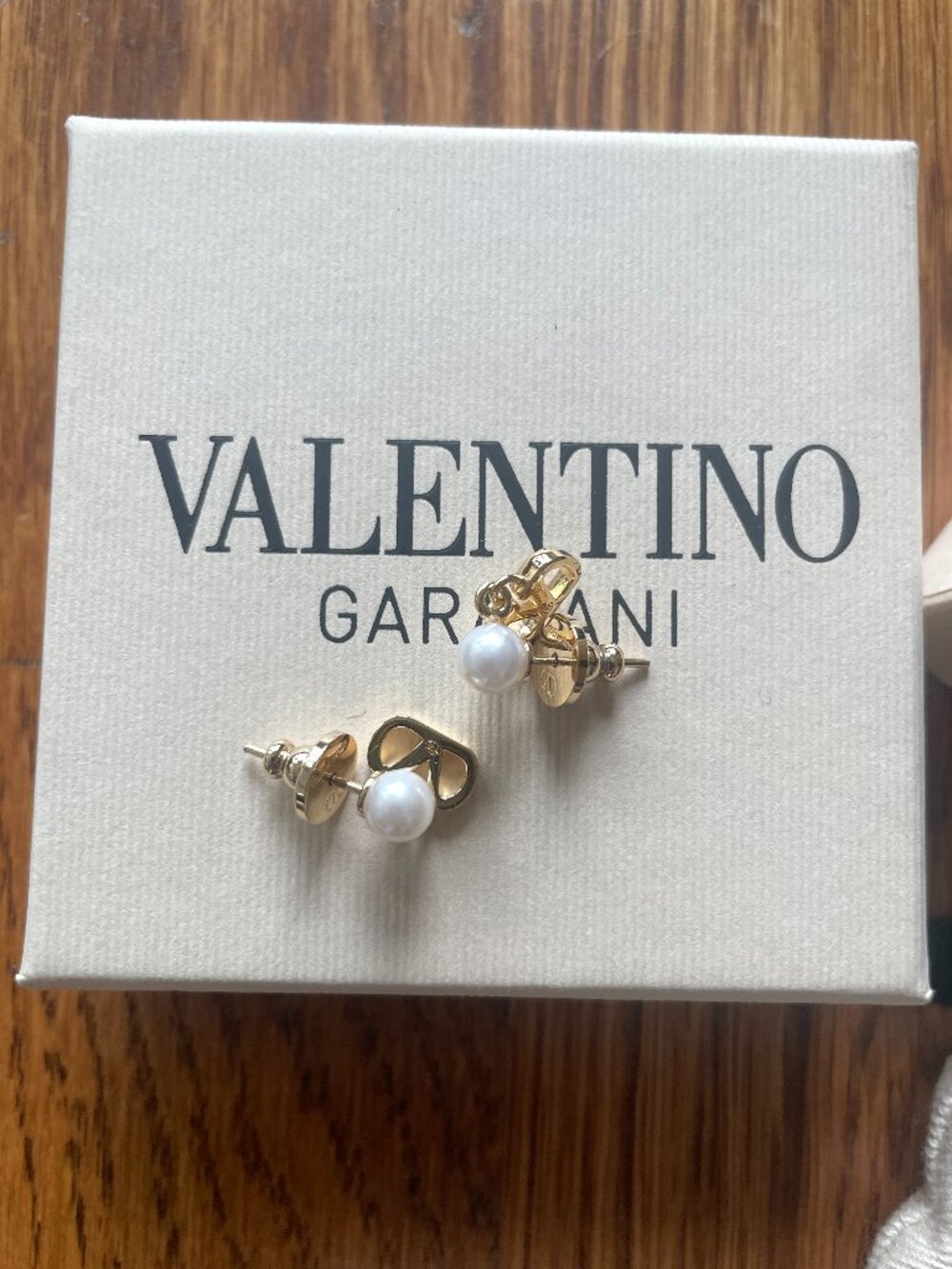 NEW WITH TAGS Valentino Garavani VLogo Signature Earrings With Pearls